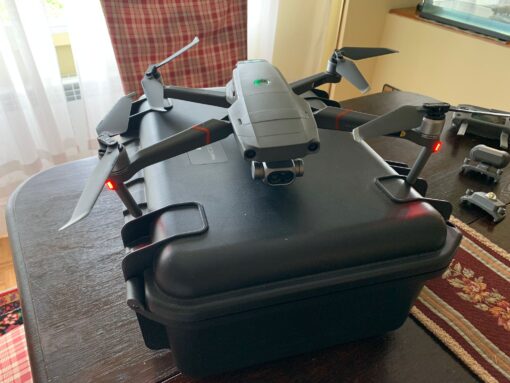 Mavic 2 enterprise dual encima de la maleta
